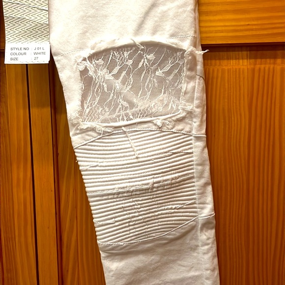 Vinti Andrews. White straight jeans with laces. Size 27, runs small. Buttons. - Picture 4 of 10